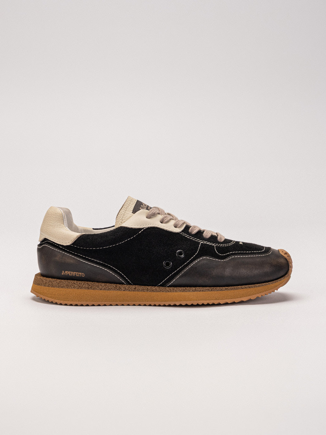 Sneaker N.5 Eclipse Black — couro camurça felpuda preta e liso estonado chumbo, feito no Brasil
