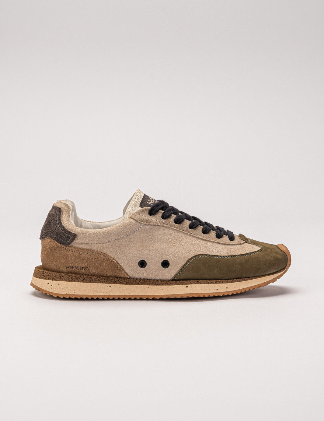 Sneaker N.1 Wyra Green — couro nobuck verde musgo e camurça off white, feito no Brasil
