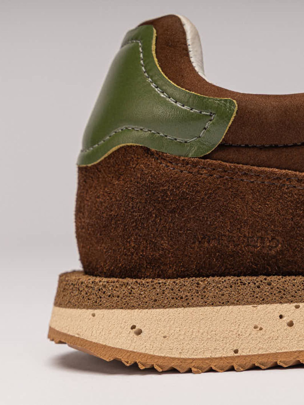 Detalhe traseiro — couro liso verde
