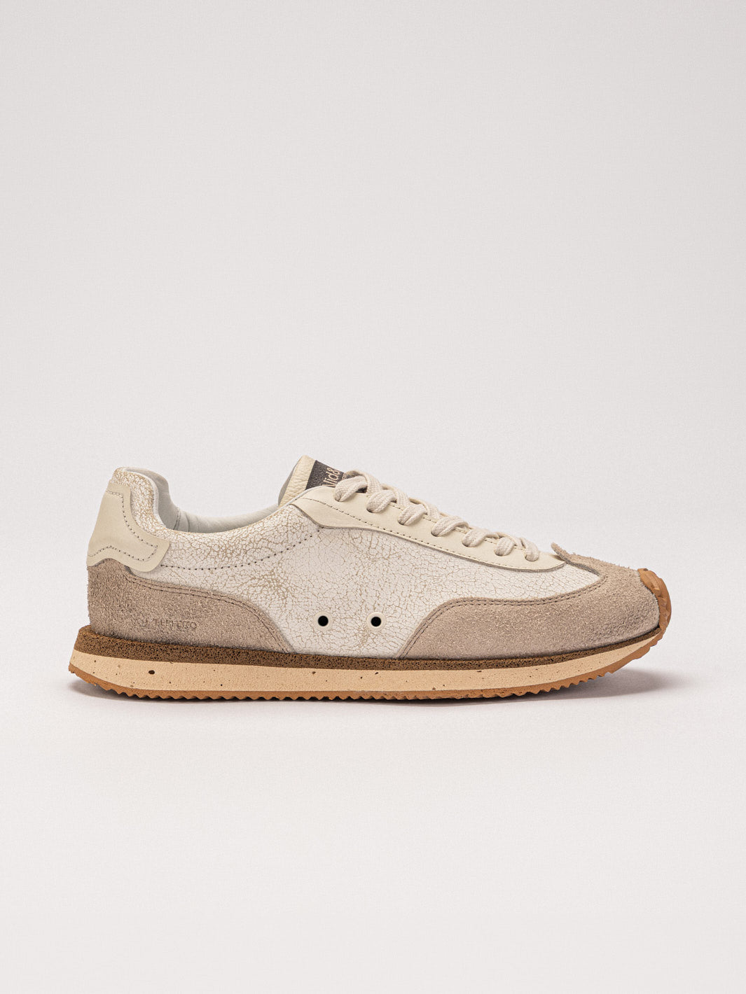 Sneaker N.1 Nube Off — couro camurça areia e craquelê branco, feito no Brasil
