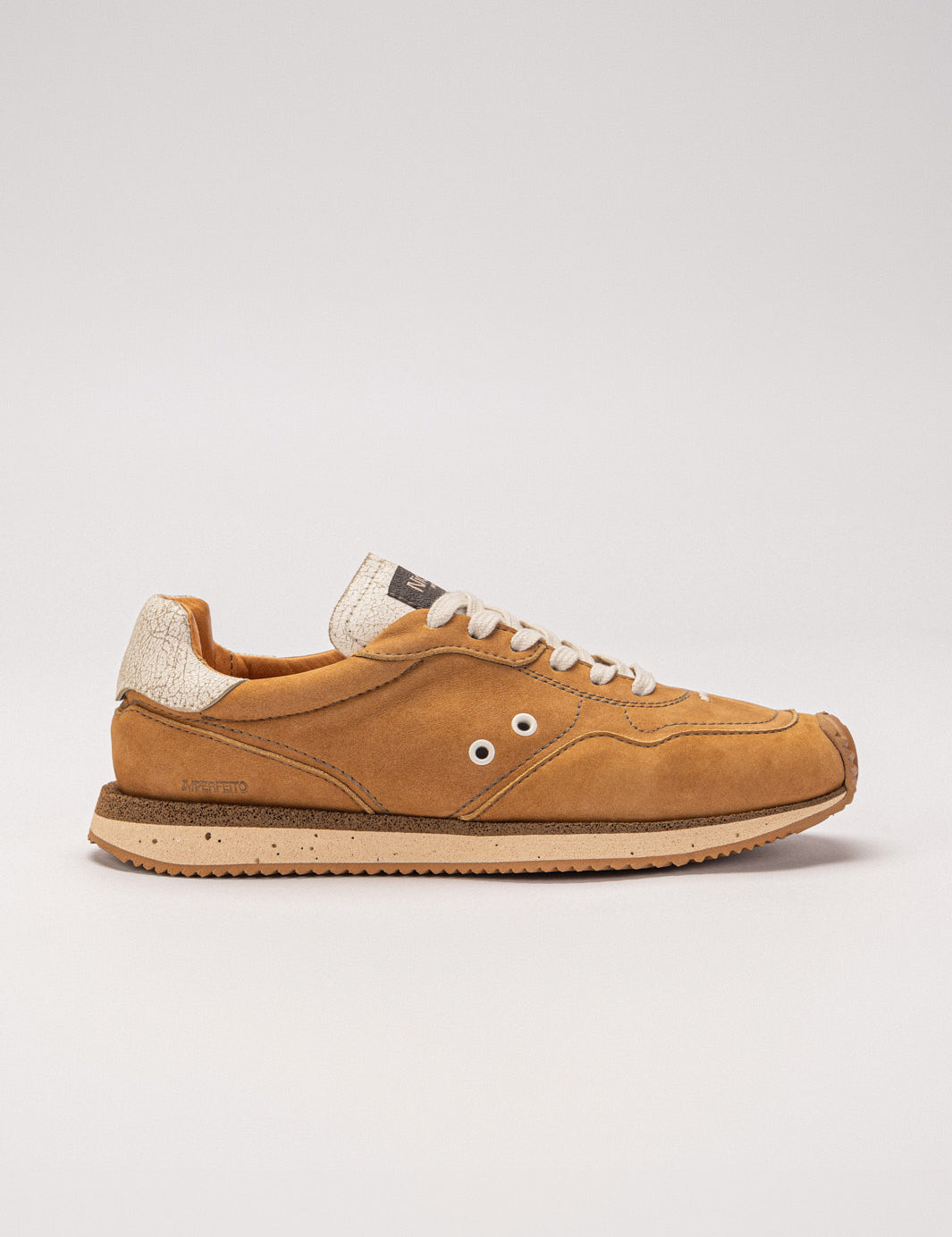 Sneaker N.5 Blunche Ocher — couro nobuck aveludado ocre, feito no Brasil
