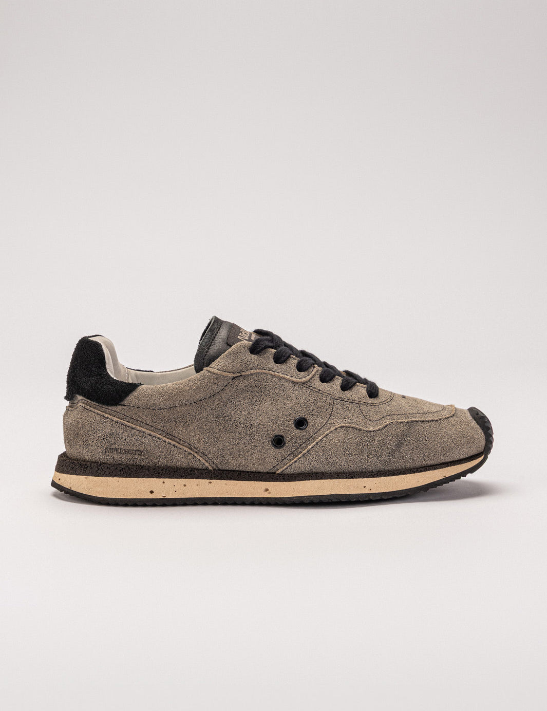 Sneaker N.5 Carbón Grey — couro craquelê desgastado cinza escuro, feito no Brasil
