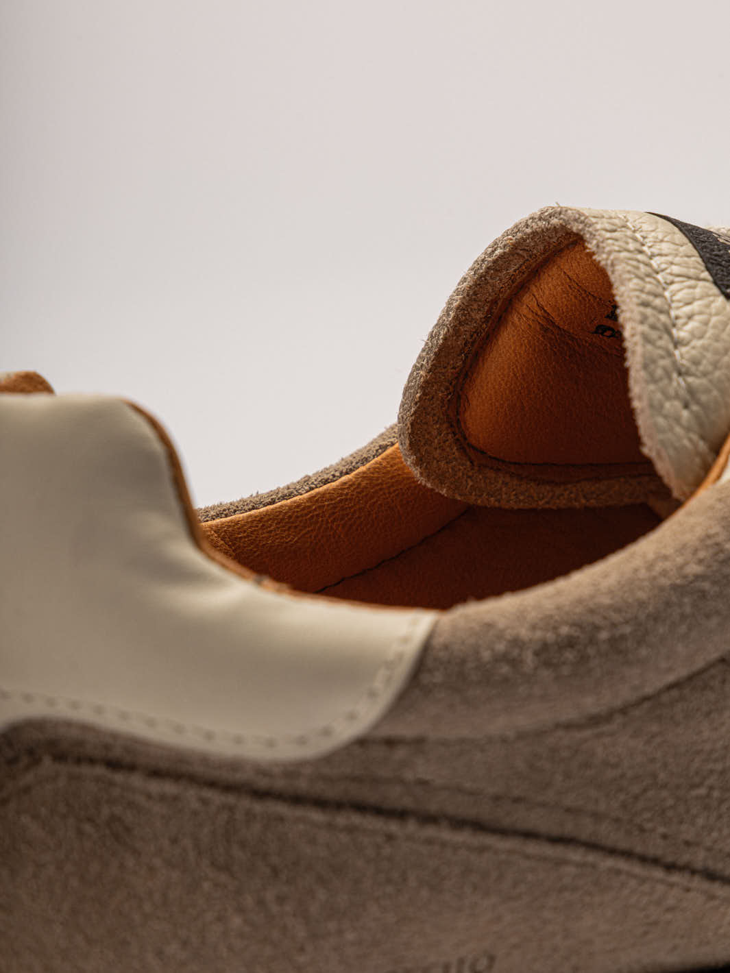 Detalhe traseiro — couro liso off white
