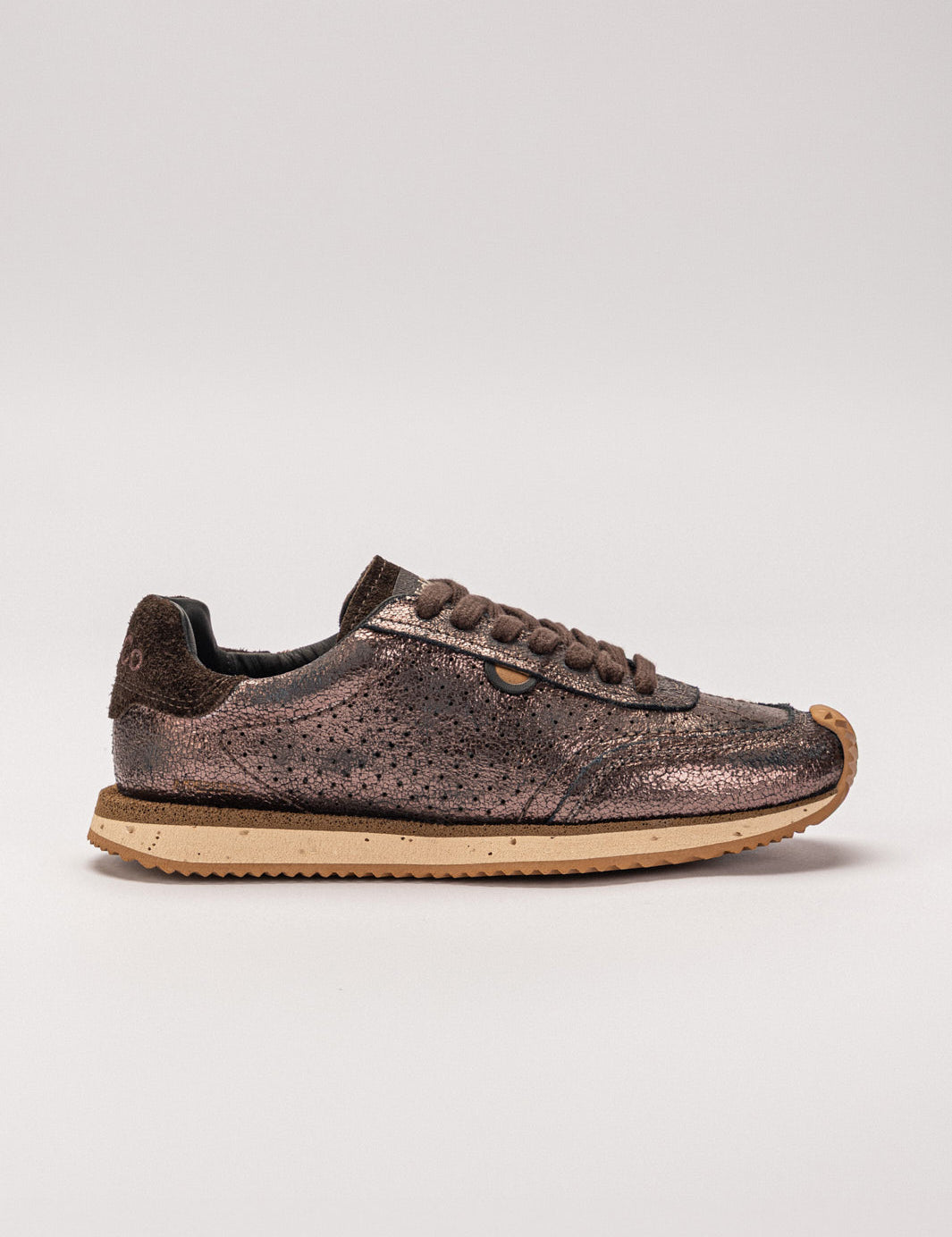 Sneaker N.3 Opalline Brown — couro metalizado craquelê com acabamento lixado, feito no Brasil

