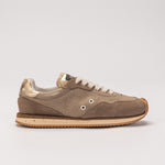 Sneaker N.5 Lune Grey — couro camurça cinza quente e metalizado ouro estonado, feito no Brasil

